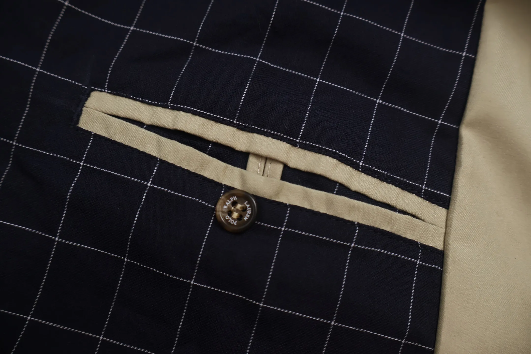 P590 [Exclusive supply] Ralph Lauren embroidered zipper jacket (khaki), custom-made cotton fine twill elegant fabric, soft and silky, comfortable and close to the skin, with khaki as the base color, soft and unobtrusive. Adopt imported machine embroidery technology, use advanced computer control system and precision mechanical components to achieve the iconic pony embroidery operation with high precision and smooth and delicate lines. Template machine bag opening The preset template guides the position, shape and size of the bag opening. The accuracy ensures the quality of the bag opening effect. The infrared positioning cutting machine uses an infrared transmitter and an infrared receiver to achieve precise positioning of materials. The accuracy can reach the micron level, thereby meeting the effect of high-precision cutting of plaid alignment. The fabrics have been carefully washed and have a better feel and texture. They are not easy to deform, shrink or fade, and maintain long-term beauty. Accessories customized 1:1 Ralph Lauren horn buckle. Size:S-M-L-XL